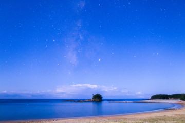 満天の星空と天の川と流れ星