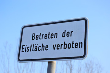 Warnschild: Betreten der Eisfl&auml;che verboten