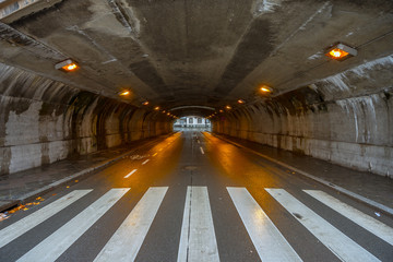 Unterführung mit Zebrastreifen und Radweg