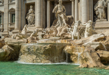 Fototapeta na wymiar fountain di trevi in historic center of Rome, Italy