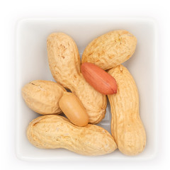 Erdnüsse mit und ohne Schale in Draufsicht