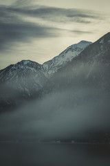 Winterliches Alpenpanorama mit Nebel am See im Winter, Heiterwanger See, Tirol, Österreich