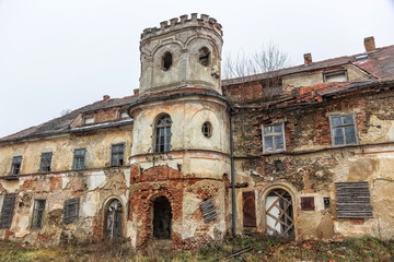 Fototapeta na wymiar Abandoned manor house