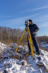 The cadastral service worker conducts surveying and topographic measurements