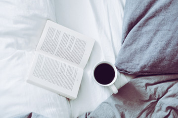 Kaffee & Buch im Bett