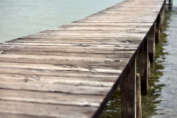 holzssteg führt ins wasser