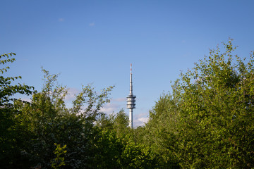 Berliner Funkturm vor blauem Himmel