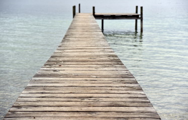 holzssteg führt ins wasser