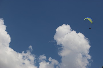 Parapente à côté d'un nuage