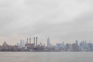 Fototapeta na wymiar Cloudy Winter Day in Williamsburg Overlooking Manhattan