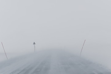 Whiteout II einsame Straße im Nebel