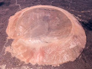 Vista aerea di Timanfaya, parco nazionale, Caldera Blanca, interno del cratere. Vista panoramica di vulcani, montagne, terreno, natura selvaggia, Lanzarote, Isole Canarie, Spagna