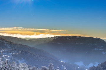Goldgelber Horizont über der Berglandschaft