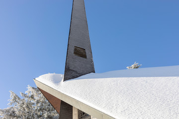 Detail einer Kirchturmspitze unter blauem Himmel