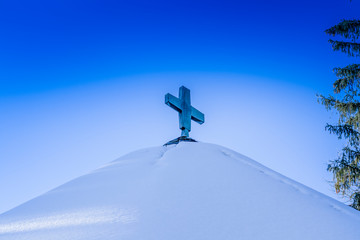 Kreuz unter blauem Himmel