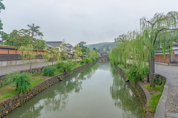 Obraz premium 秋雨の倉敷美観地区 倉敷川畔