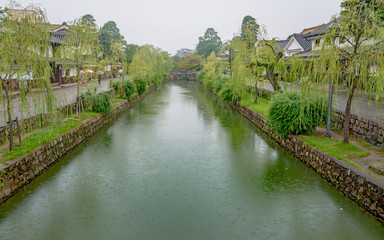 Fototapeta premium 秋雨の倉敷美観地区 倉敷川畔