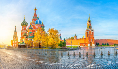 Fototapeta premium Moscow sights, view of Moscow Kremlin and St Basil's Cathedral on Red Square on a beautiful autumn morning. Russia
