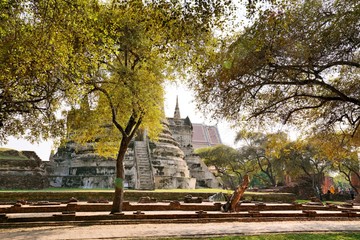 Obraz premium The Wat Mongkol Bophit is a Buddhist temple located in Ayutthaya, Thailand. This place also be one of ayutthaya historical park.