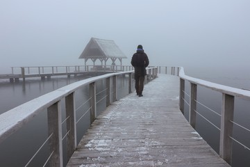 idyllischer Steg im Winter