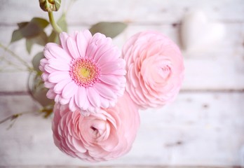 Naklejka premium Grußkarte - Frühlingsblumen Blumenstrauß rosa - Muttertag Hochzeit Geburtstag Hintergrund