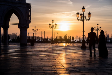 Fototapeta na wymiar Venezia alba in piazza san Marco