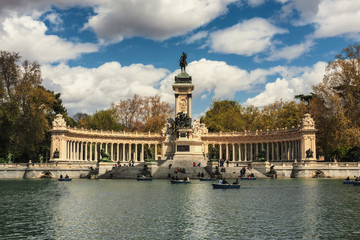 Fototapeta na wymiar Autumn view of Monument to Alfonso XII in the Parque del Buen Retiro 