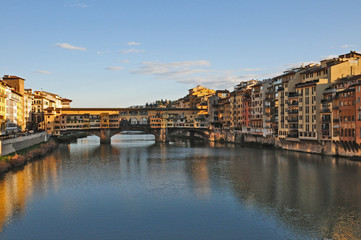 Fototapeta na wymiar Firenze, tramonto sull'Arno a Ponte Vecchio
