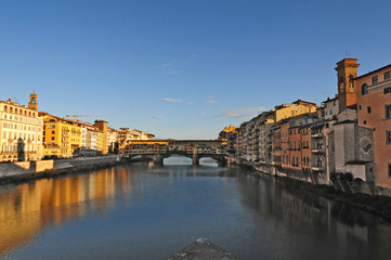 Firenze, tramonto sull'Arno a Ponte Vecchio