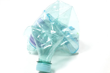 bottiglia di plastica schiacciata per occupare meno spazio © frrlbt