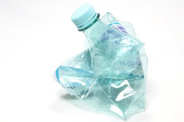 bottiglia di plastica schiacciata per occupare meno spazio © frrlbt