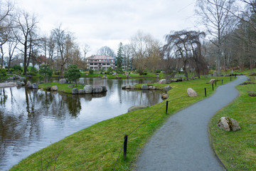 Fototapeta na wymiar paths in the city park