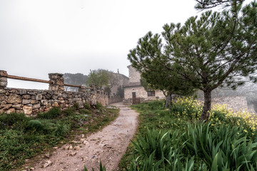 Fototapeta premium Aldea medieval de Ciurana o Siurana de Tarragona una fría mañana de invierno