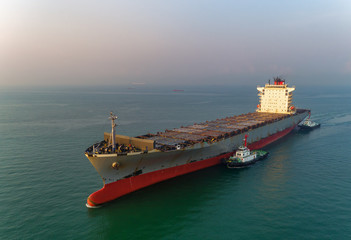 Pusty kontenerowiec idzie do portu morskiego w celu załadowania kontenera w branży logistycznej, imporcie eksportu, wysyłce lub transporcie. - 244360231