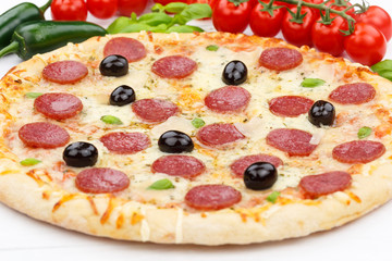 Pizza Pepperoni Peperoni Salami Zutaten backen Nahaufnahme auf Holzbrett