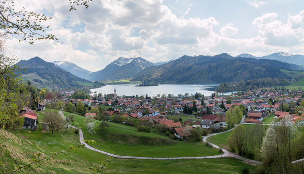 Schöne Aussicht auf den Kurort Schliersee und die Alpen vom Rundwanderweg