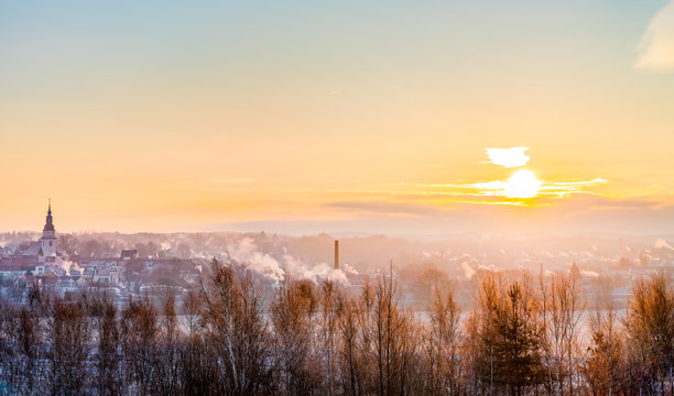 Blick auf das winterliche Frankenberg zum Sonnenaufgang im Nebel