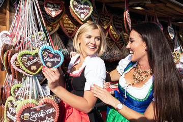 2 junge sexy Frauen haben Spass auf dem Frühlingsfest, Oktoberfest, Wiesn, mit Lebkuchenherz...