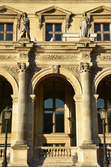 Façade du Louvre à Paris, France