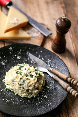 Risotto aux épinards servi sur assiette noire 4