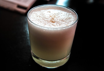 Pisco sour, der beliebteste Cocktail in Chile und Peru, gemacht aus Pisco, Limette und Eiklar