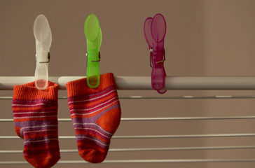 Babysocken auf der Wäscheleine