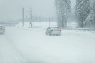 Fototapeta premium Samochód na ciężkiej zimowej drodze