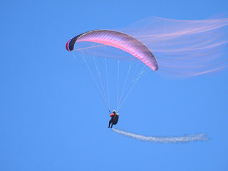 Gleitschirmflieger mit Rauchspur
