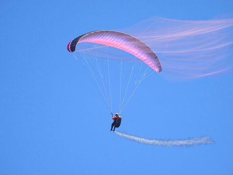 Gleitschirmflieger mit Rauchspur