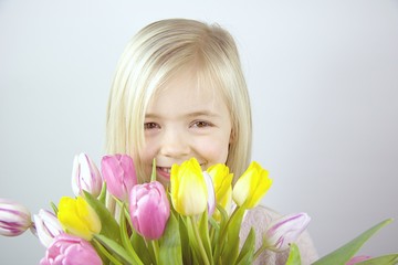 Obraz na płótnie Canvas Kind mit einem Blumenstrauß.Bunte Tulpen