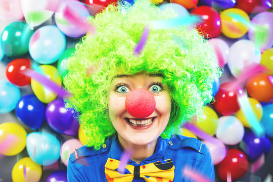 Frau in Karnevalstimmung auf einem bunten Hintergrund aus Luftballons 