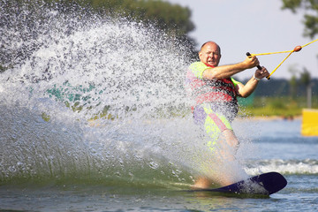 Älterer Mann sportlich beim Wasserski
