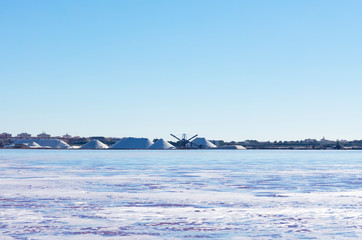 Fototapeta premium salt extraction process from the lagoon