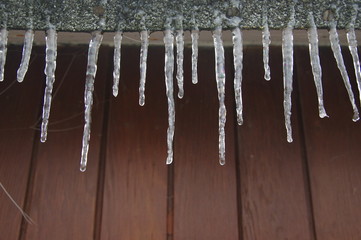 Eiszapfen an Dach